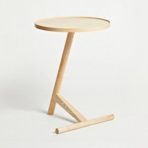میز کنار مبلی چوبی مدرن